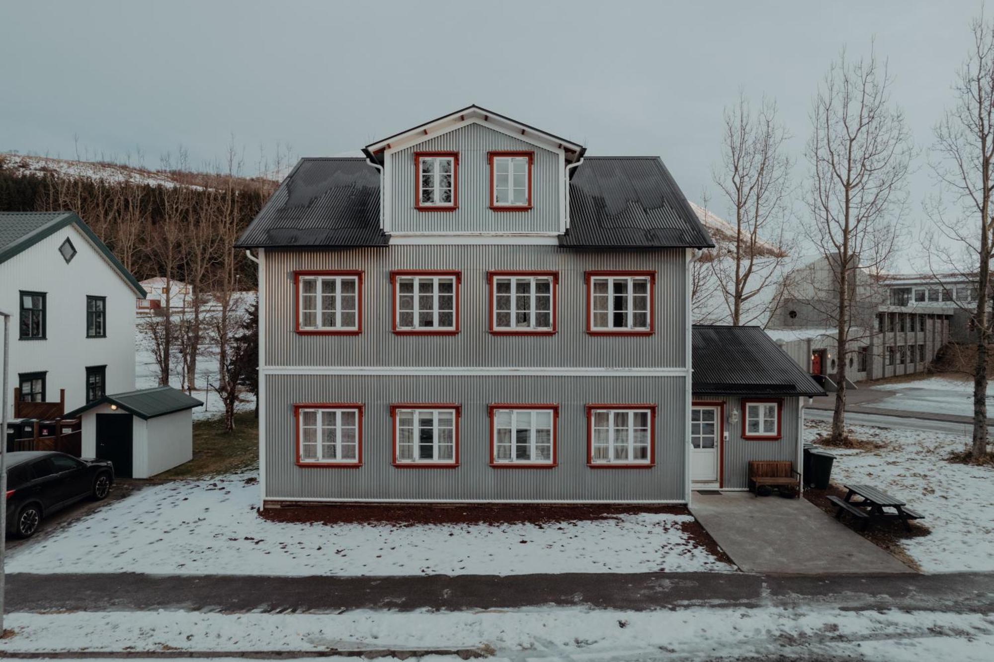 Gamli Skolinn Husavik Luaran gambar